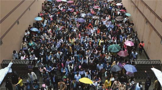 p52 2016 年 4 月 23 日,湖北省武汉市中南财经政法大学考点,考生冒雨参加笔试。
