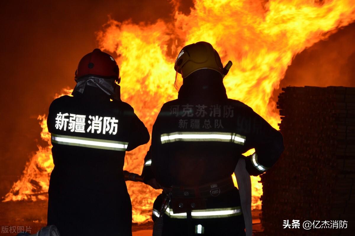 湖南衡阳一在建工地突发大火，临时建筑消防安全引关注